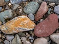 Dunkelroter Stein neben ockerfarbenem Stein mit weißen Einschlüssen